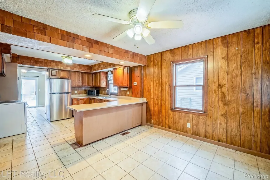 453 Spruce Street Wyandotte City MI 48192