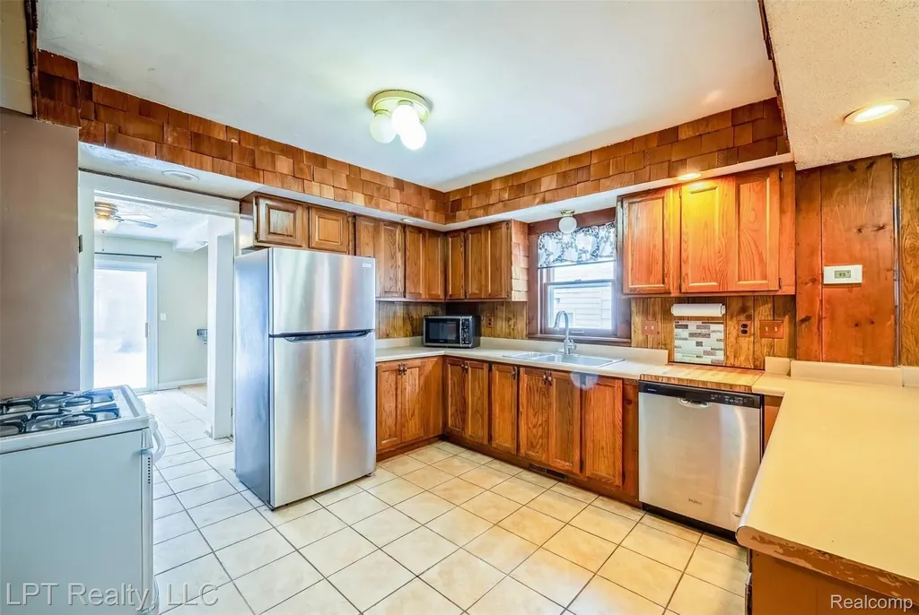 453 Spruce Street Wyandotte City MI 48192