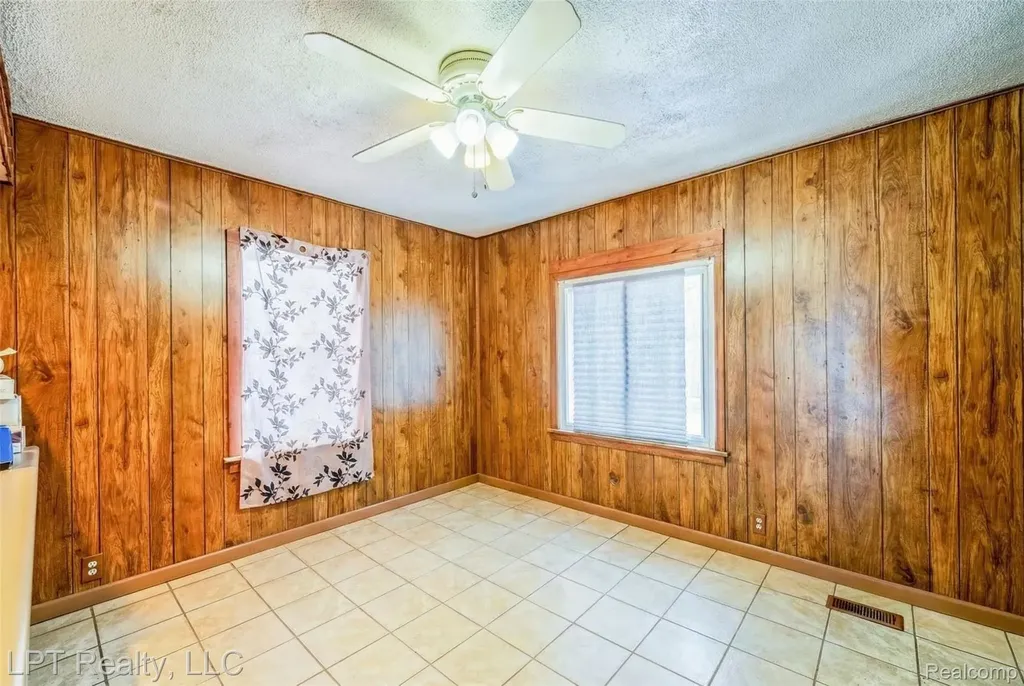 453 Spruce Street Wyandotte City MI 48192