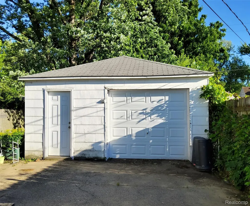 25525 Powers Avenue Dearborn Heights City MI 48125