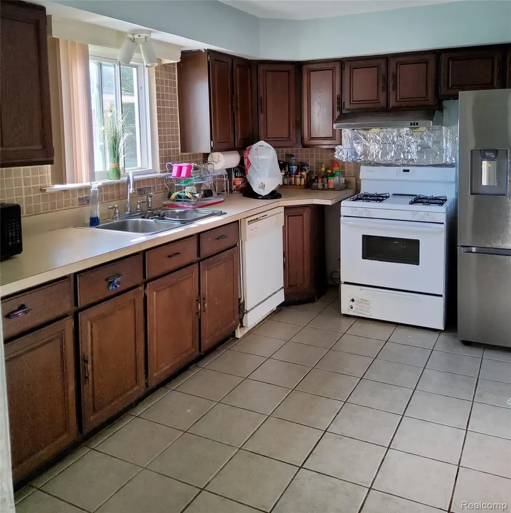 25525 Powers Avenue Dearborn Heights City MI 48125