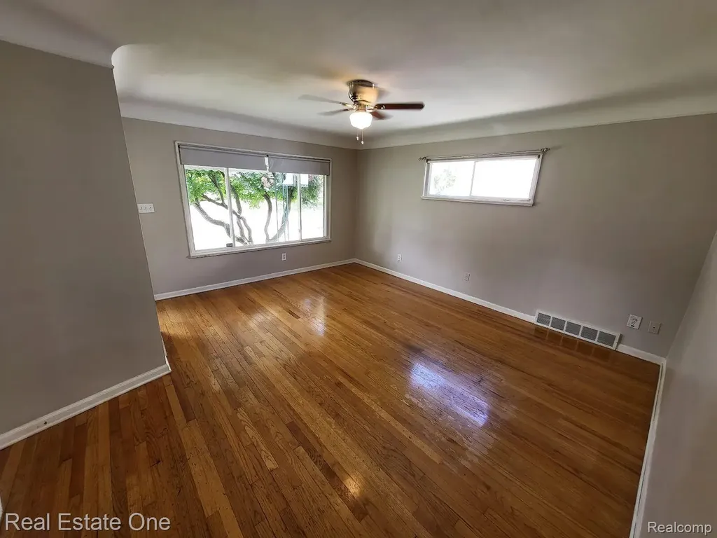 20548 Poinciana Redford Charter Township MI 48240