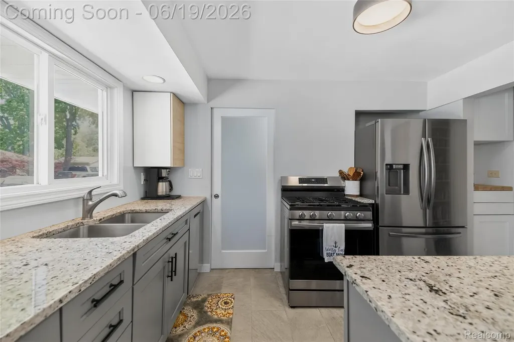 25815 West River Road Grosse Ile Township MI 48138