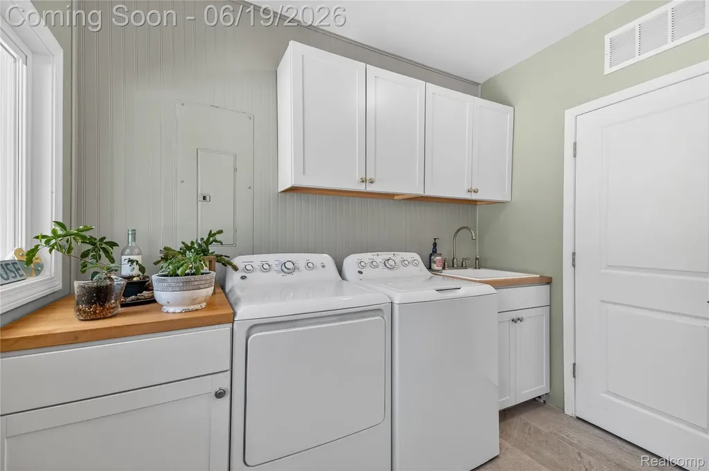 25815 West River Road Grosse Ile Township MI 48138