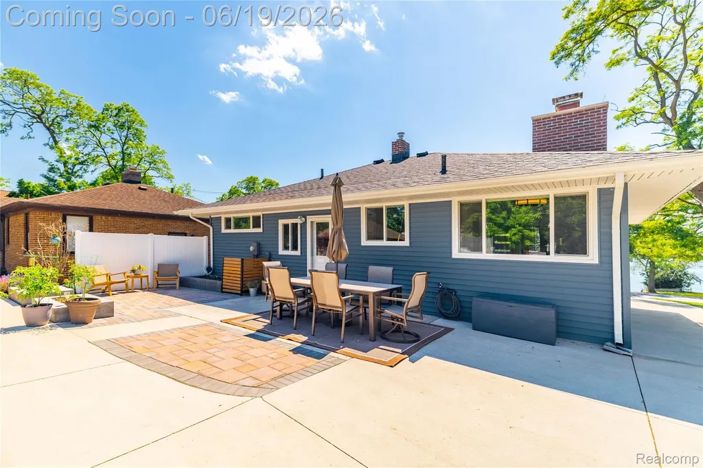 25815 West River Road Grosse Ile Township MI 48138