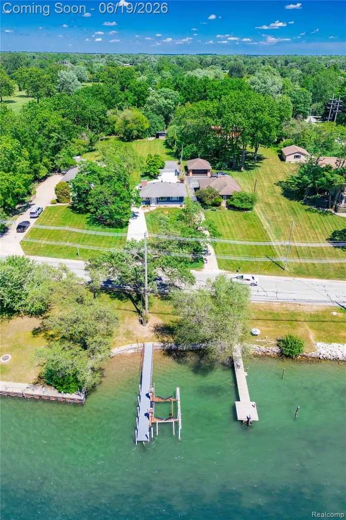 25815 West River Road Grosse Ile Township MI 48138