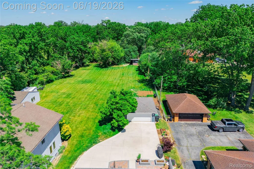 25815 West River Road Grosse Ile Township MI 48138
