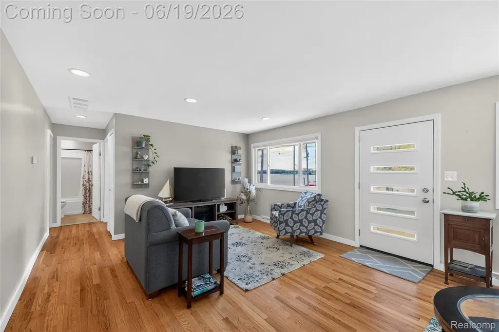 25815 West River Road Grosse Ile Township MI 48138