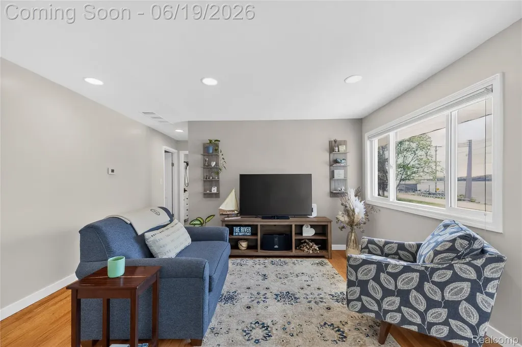 25815 West River Road Grosse Ile Township MI 48138