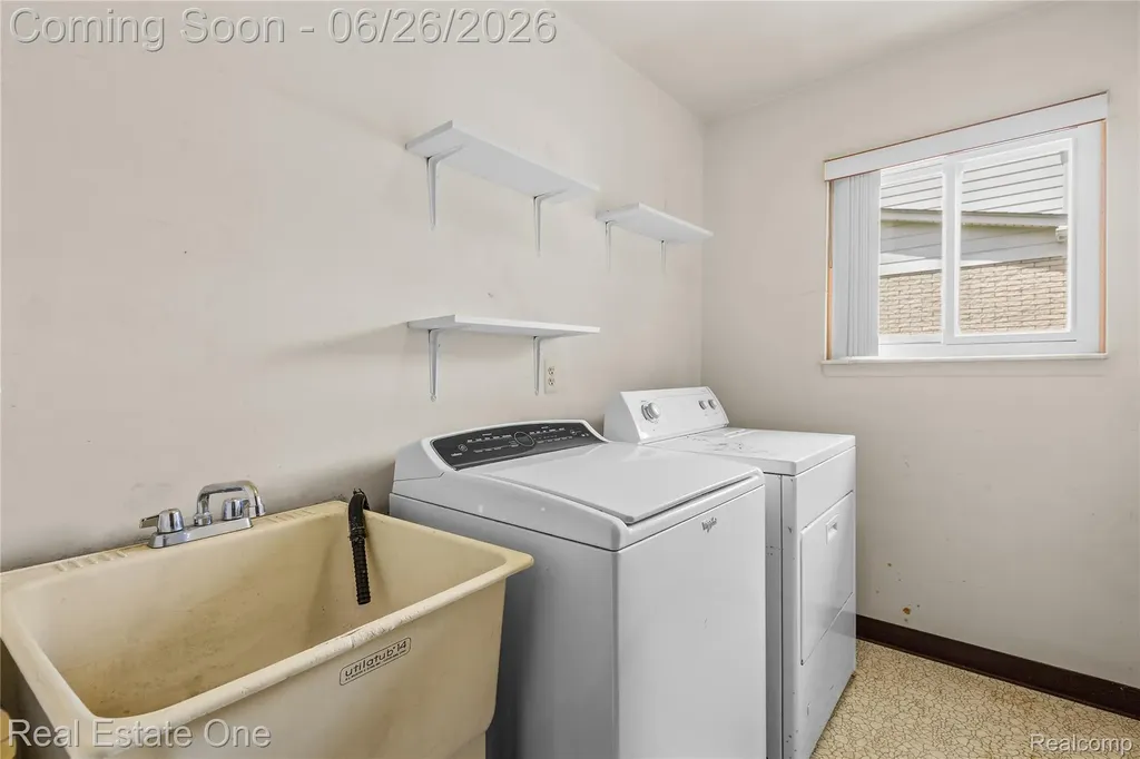 1949 Pelican Court Troy City MI 48084