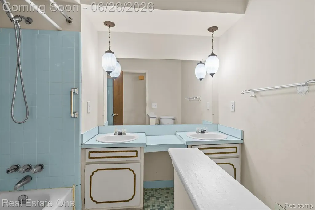 1949 Pelican Court Troy City MI 48084