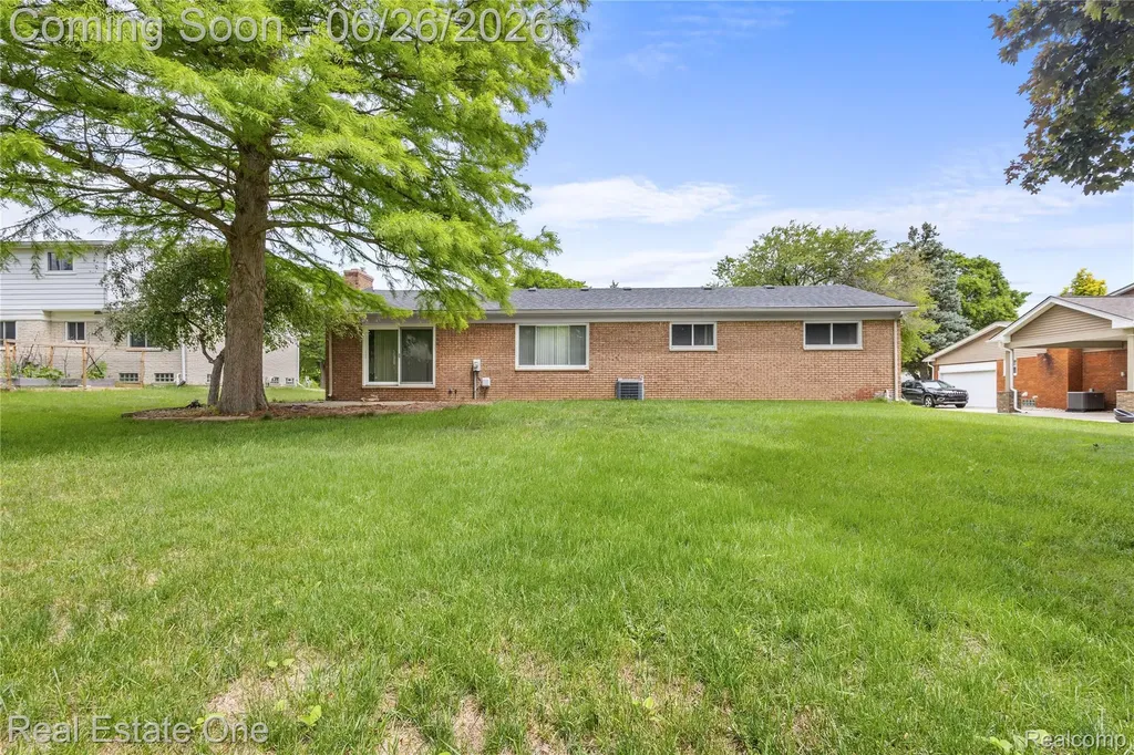 1949 Pelican Court Troy City MI 48084