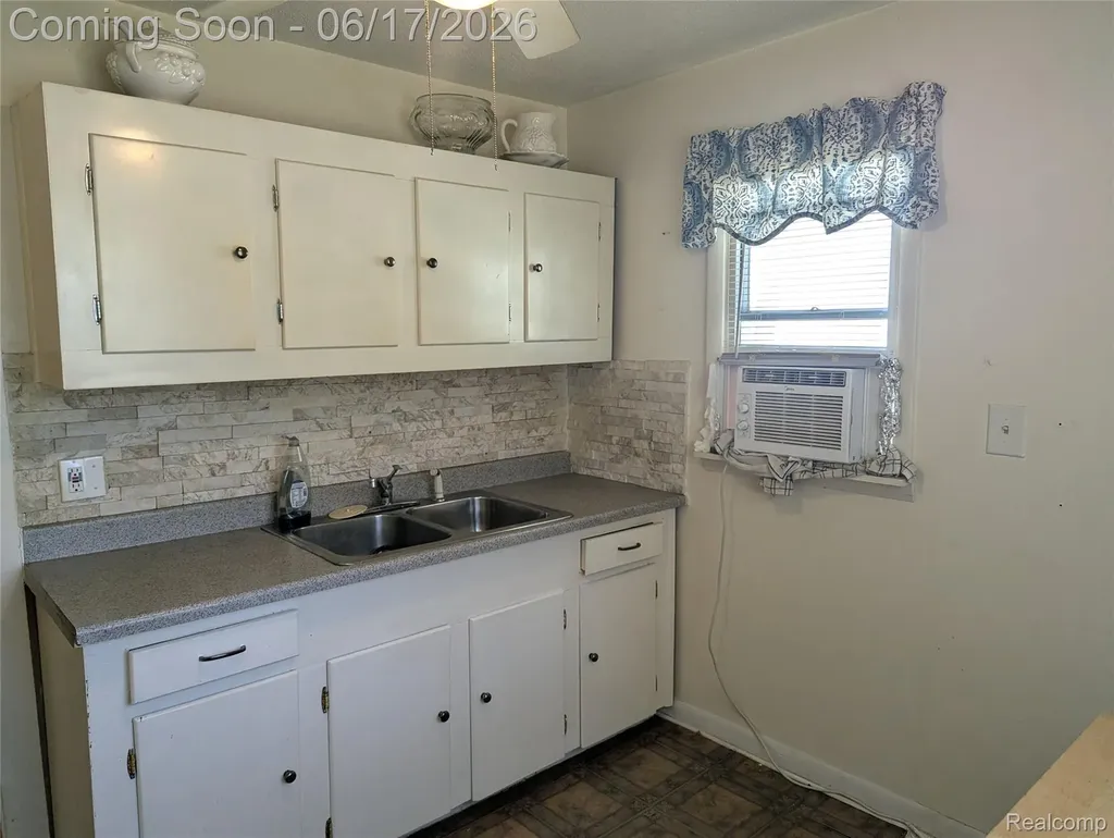 35054 Glen Street Westland City MI 48186