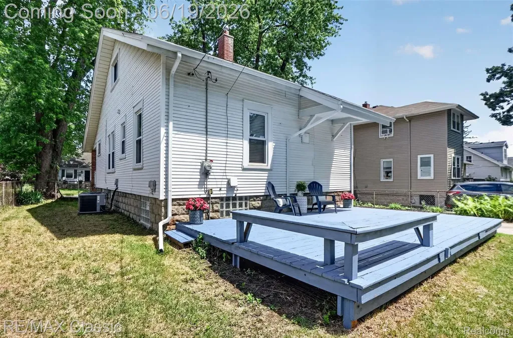 561 W Saratoga Street Ferndale City MI 48220