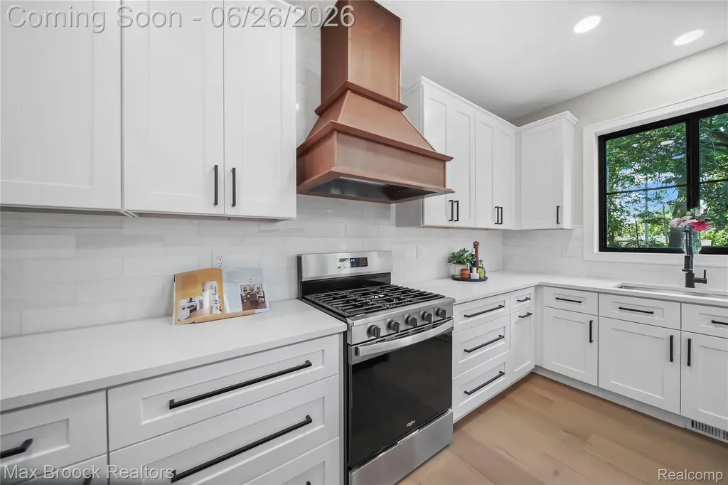 34575 Jefferson Avenue Harrison Charter Township MI 48045