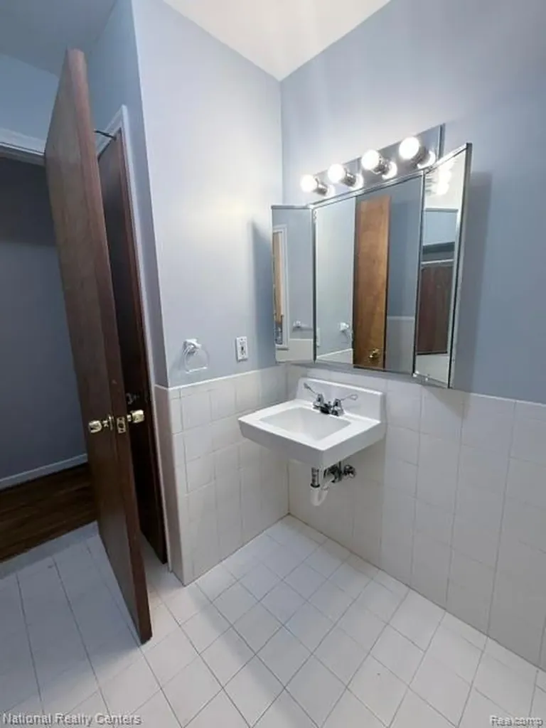 2639 Woodbine Drive Waterford Charter Township MI 48328