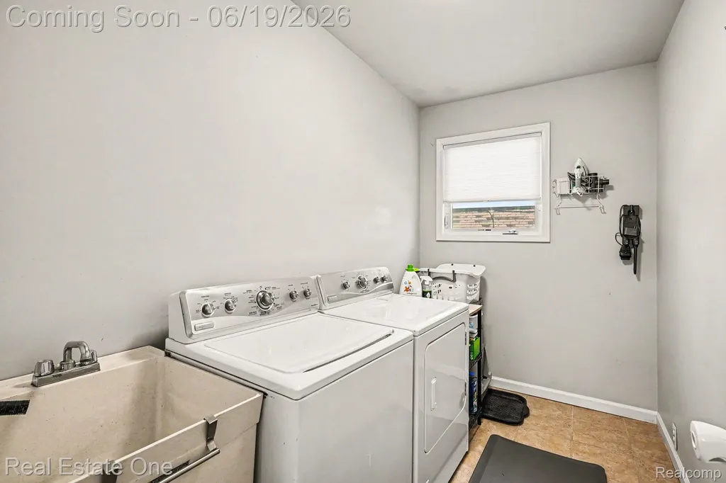 6317 Atkins Drive Troy City MI 48085