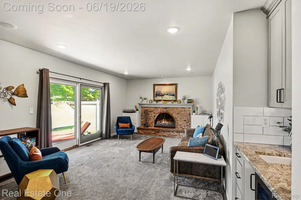 6317 Atkins Drive Troy City MI 48085