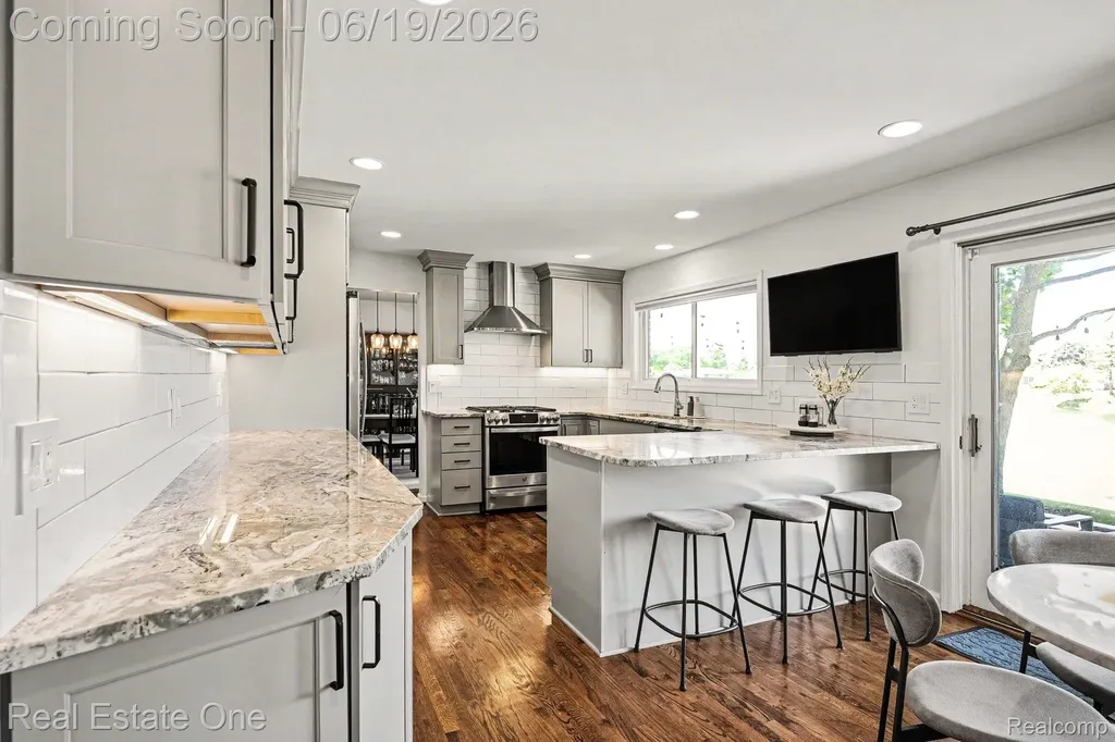 6317 Atkins Drive Troy City MI 48085