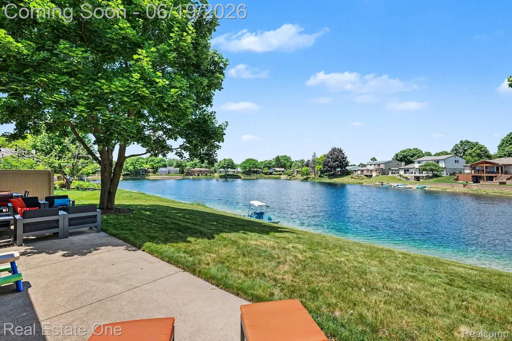 6317 Atkins Drive Troy City MI 48085
