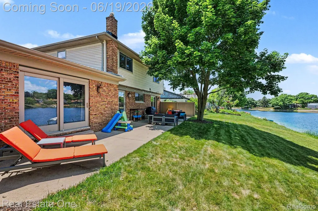 6317 Atkins Drive Troy City MI 48085