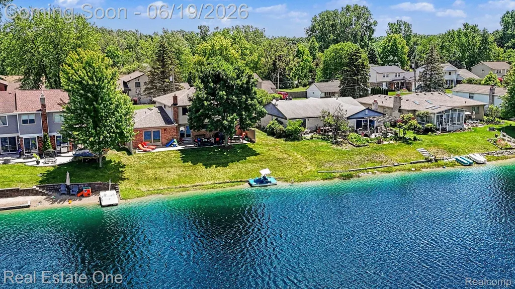 6317 Atkins Drive Troy City MI 48085