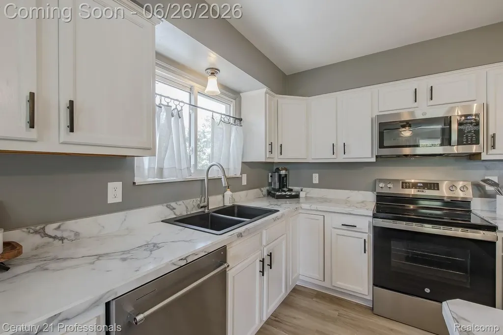 500 Neptune Drive Brandon Charter Township MI 48462