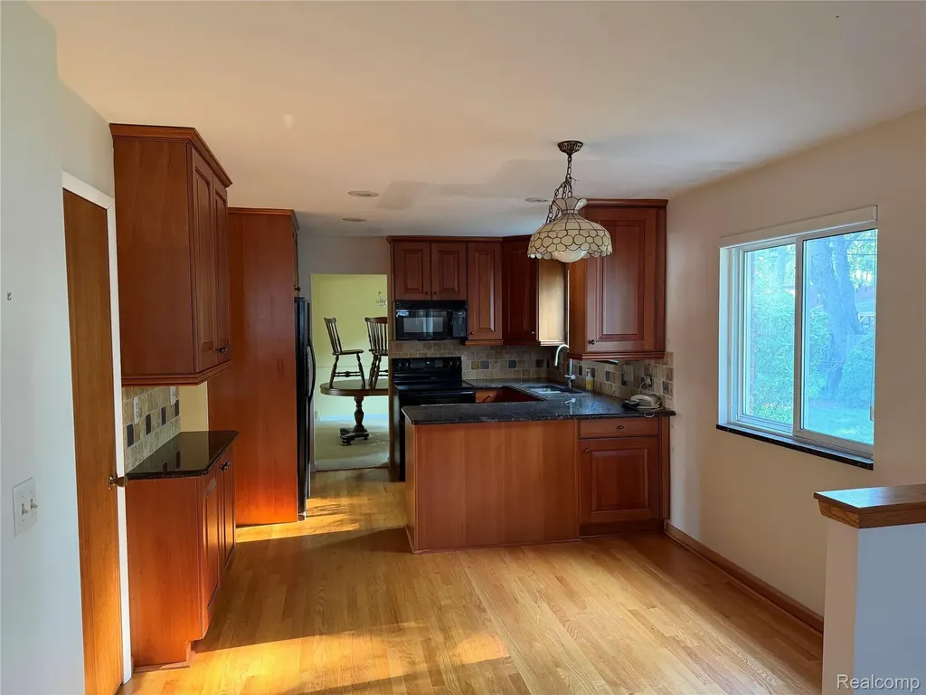 27450 Crestwood Drive Warren City MI 48088