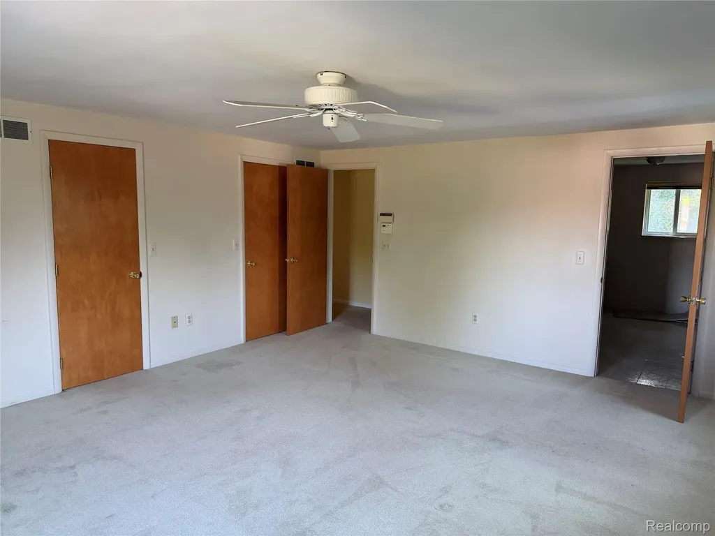 27450 Crestwood Drive Warren City MI 48088