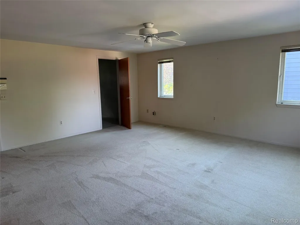 27450 Crestwood Drive Warren City MI 48088