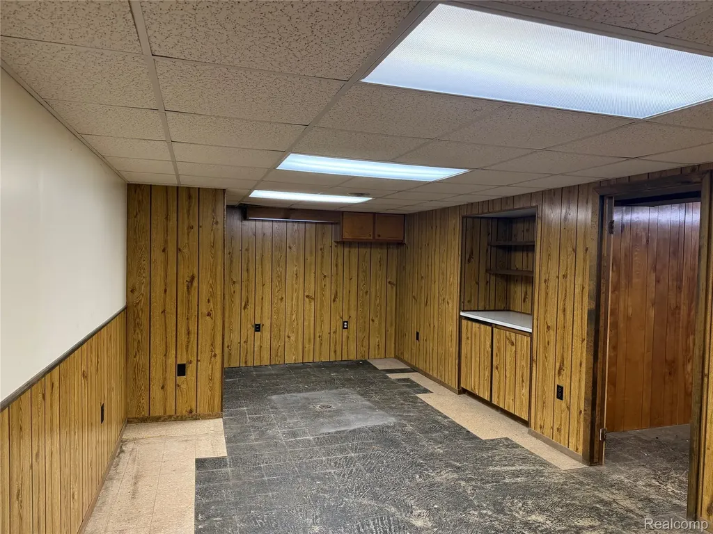 27450 Crestwood Drive Warren City MI 48088