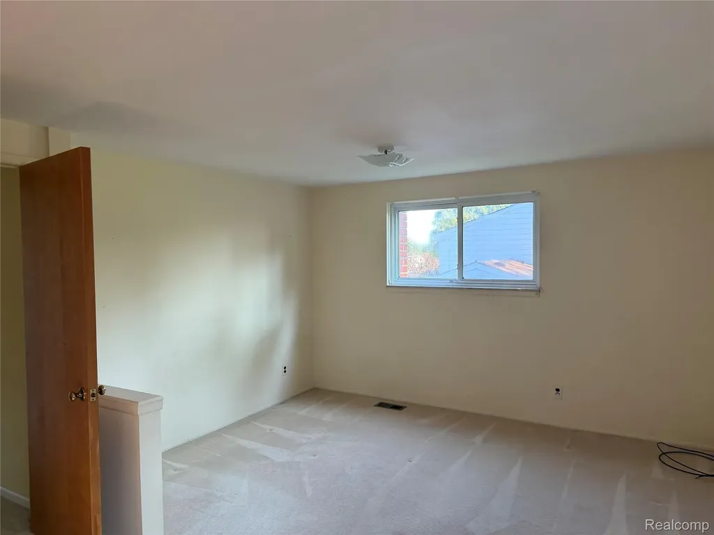 27450 Crestwood Drive Warren City MI 48088