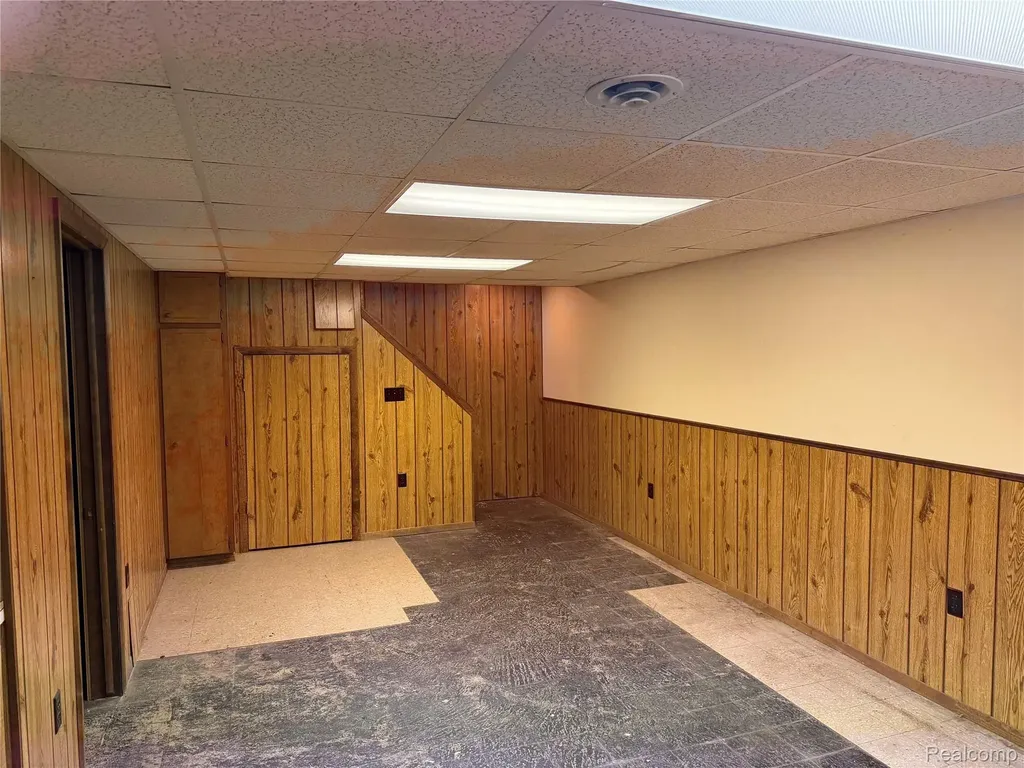 27450 Crestwood Drive Warren City MI 48088