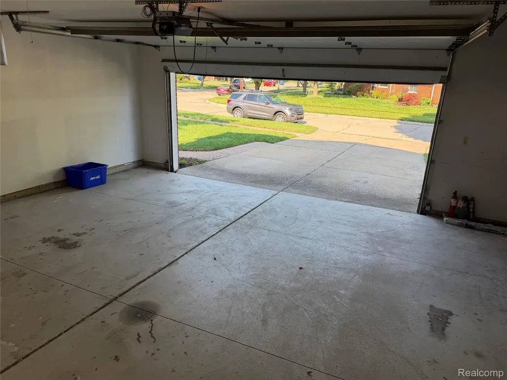 27450 Crestwood Drive Warren City MI 48088