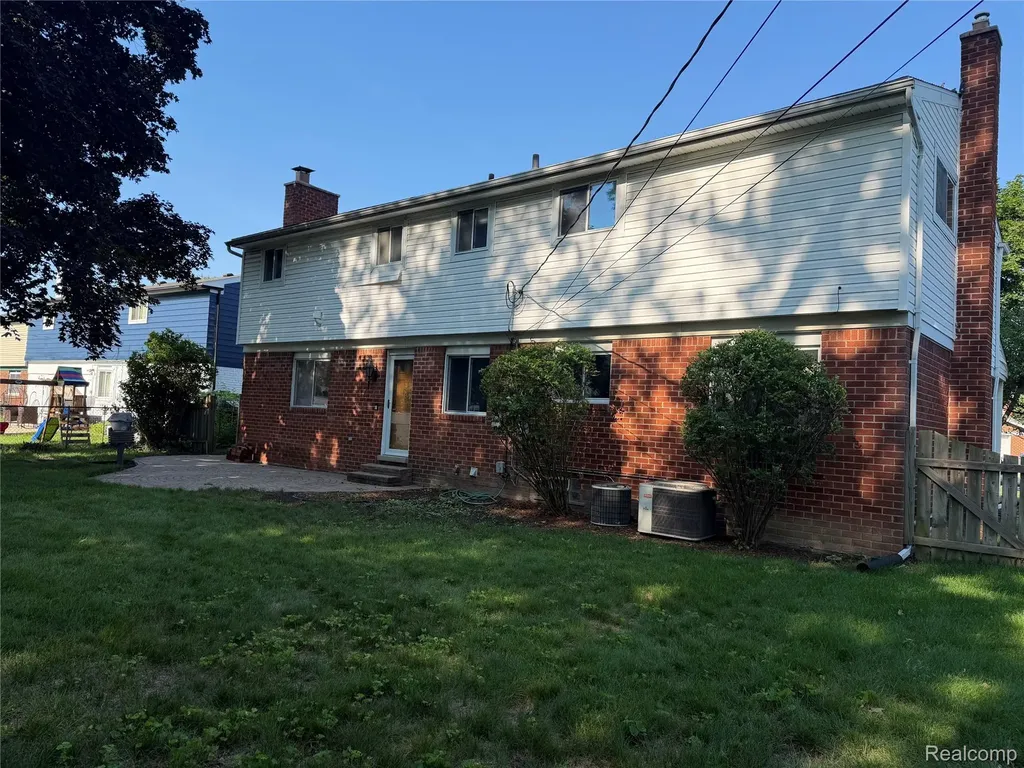 27450 Crestwood Drive Warren City MI 48088