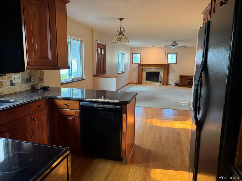 27450 Crestwood Drive Warren City MI 48088