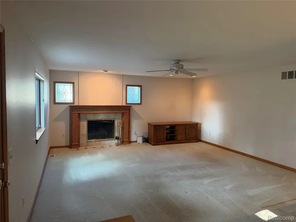 27450 Crestwood Drive Warren City MI 48088