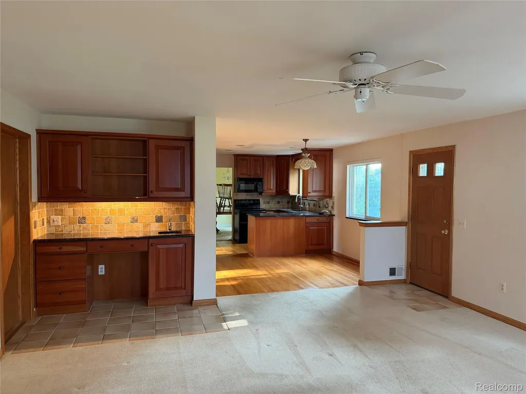 27450 Crestwood Drive Warren City MI 48088