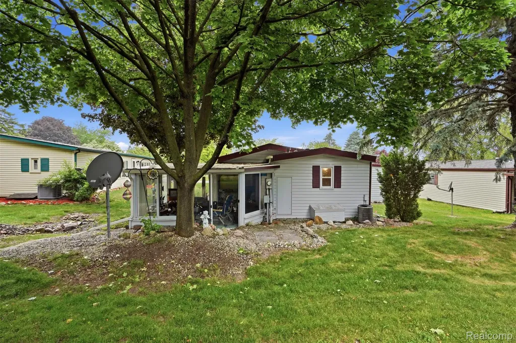 2689 Chickadee Street Rochester Hills City MI 48309