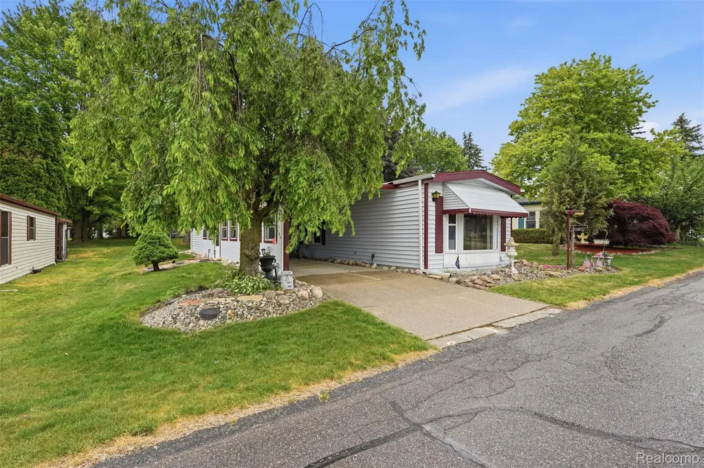 2689 Chickadee Street Rochester Hills City MI 48309