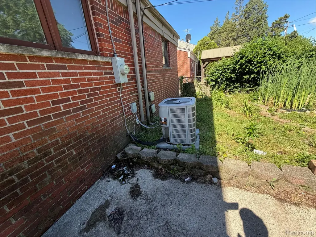 22515 Lincoln Street St. Clair Shores City MI 48082