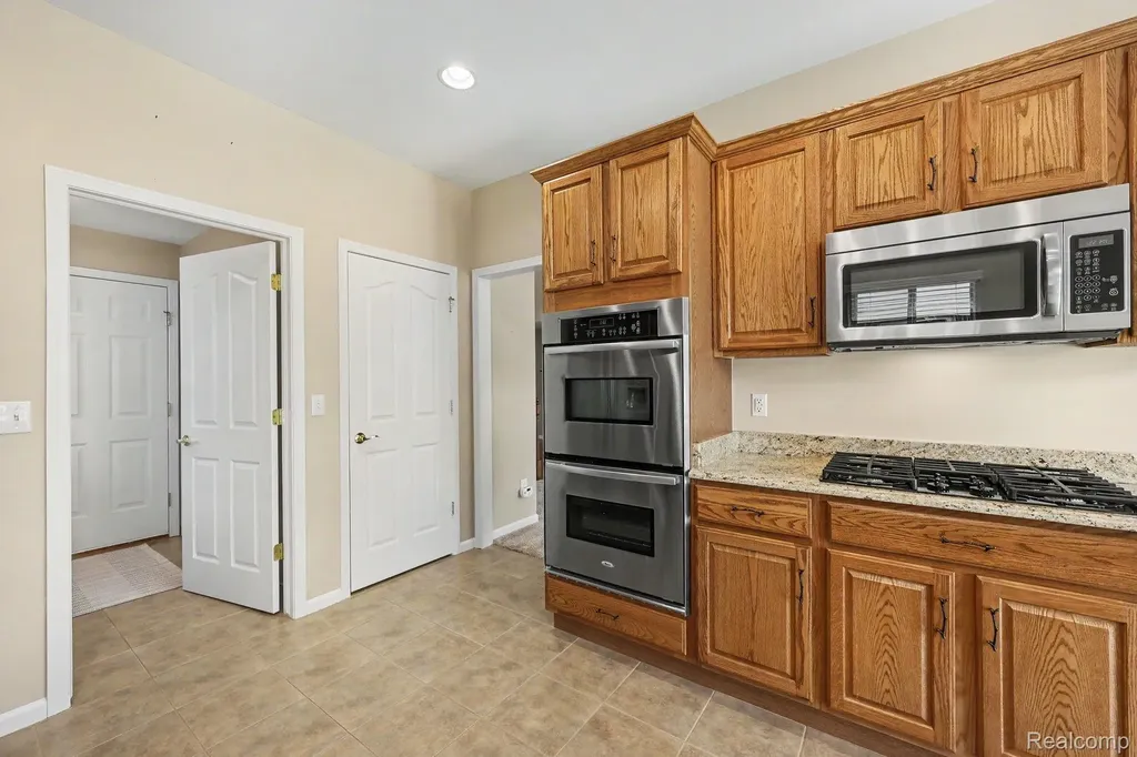 6670 Lexington Avenue S Shelby Charter Township MI 48317