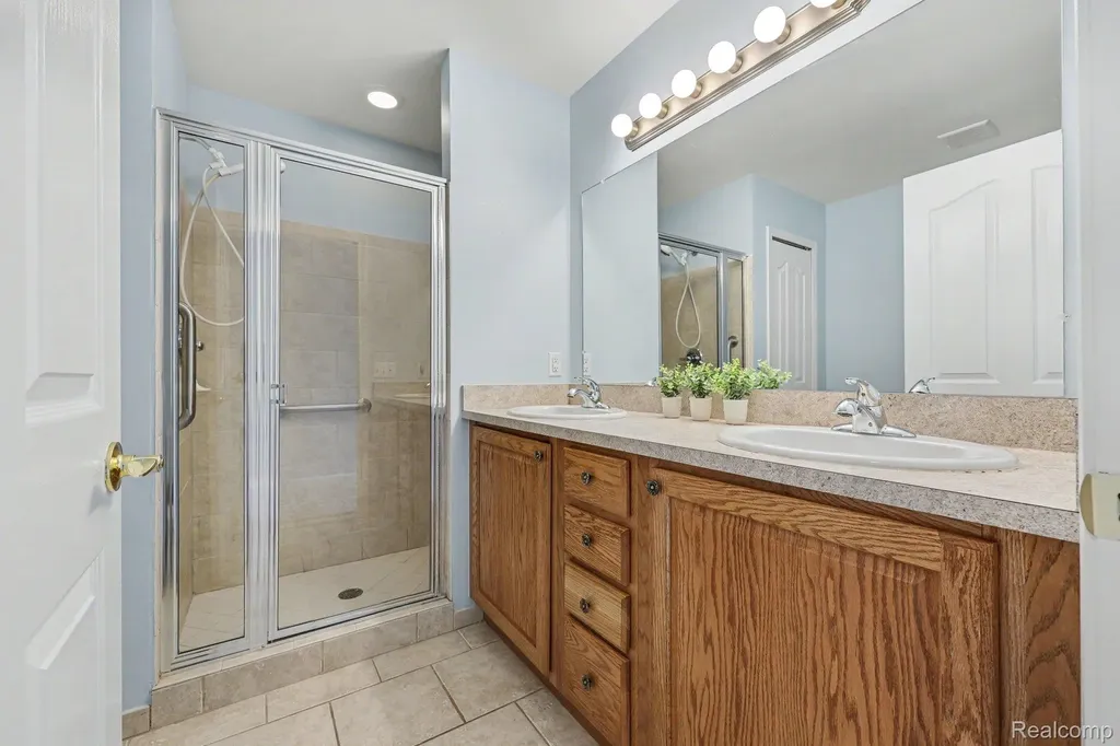 6670 Lexington Avenue S Shelby Charter Township MI 48317
