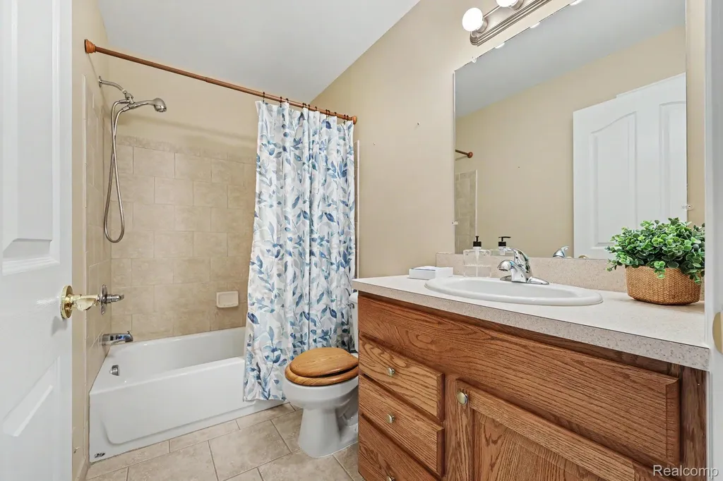 6670 Lexington Avenue S Shelby Charter Township MI 48317