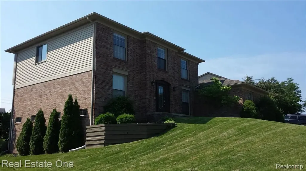 475 Dorchester Way Milford Village MI 48381