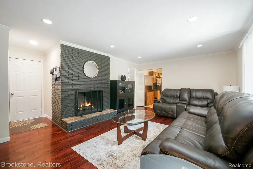26095 Rangemore Street Southfield City MI 48033