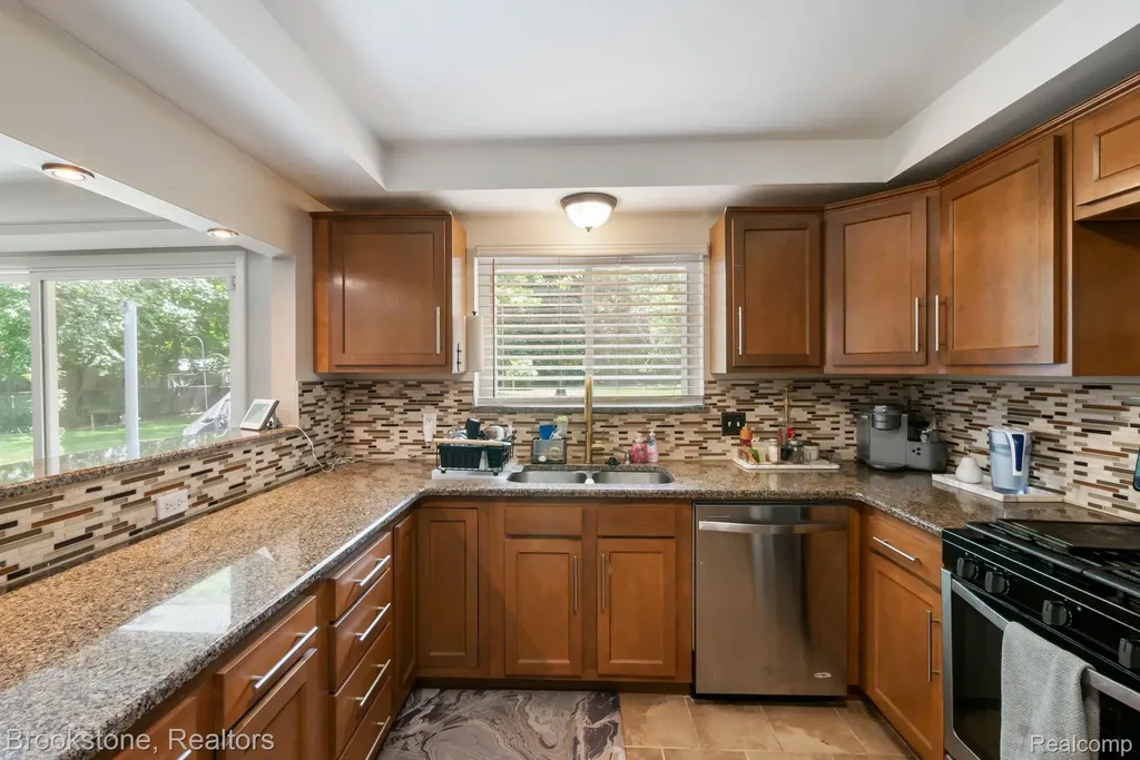 26095 Rangemore Street Southfield City MI 48033