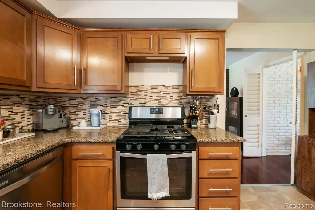 26095 Rangemore Street Southfield City MI 48033