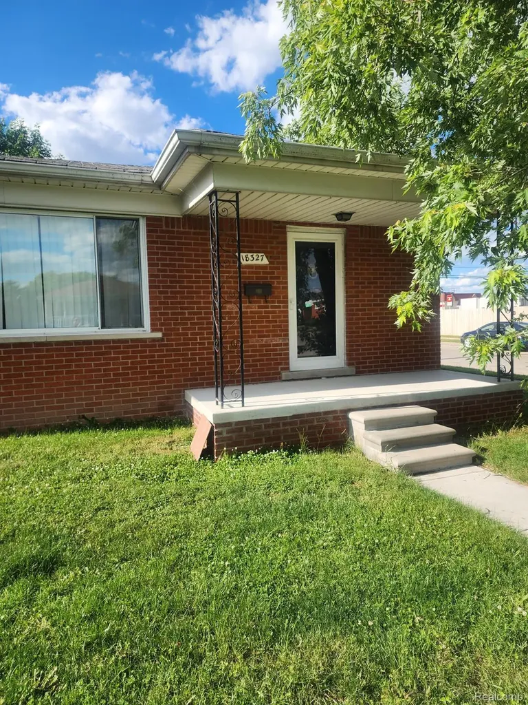 18327 Holland Avenue Eastpointe City MI 48021