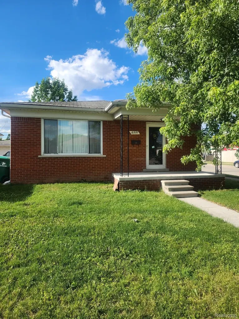 18327 Holland Avenue Eastpointe City MI 48021